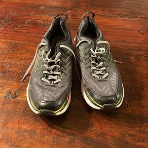 HOKA MENS RUNNING SHOES 10.5.